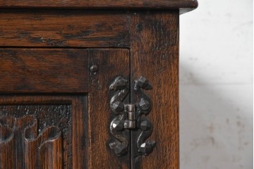 イギリスアンティーク　1930年頃　オーク材　リネンフォールドの彫刻が入った戸棚付きチェスト　(R-090537)
