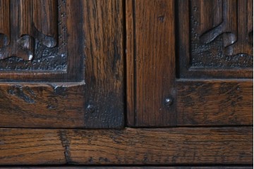 イギリスアンティーク　1930年頃　オーク材　リネンフォールドの彫刻が入った戸棚付きチェスト　(R-090537)
