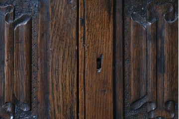 イギリスアンティーク　1930年頃　オーク材　リネンフォールドの彫刻が入った戸棚付きチェスト　(R-090537)