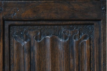 イギリスアンティーク　1930年頃　オーク材　リネンフォールドの彫刻が入った戸棚付きチェスト　(R-090537)