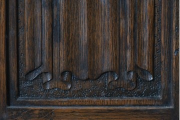 イギリスアンティーク　1930年頃　オーク材　リネンフォールドの彫刻が入った戸棚付きチェスト　(R-090537)