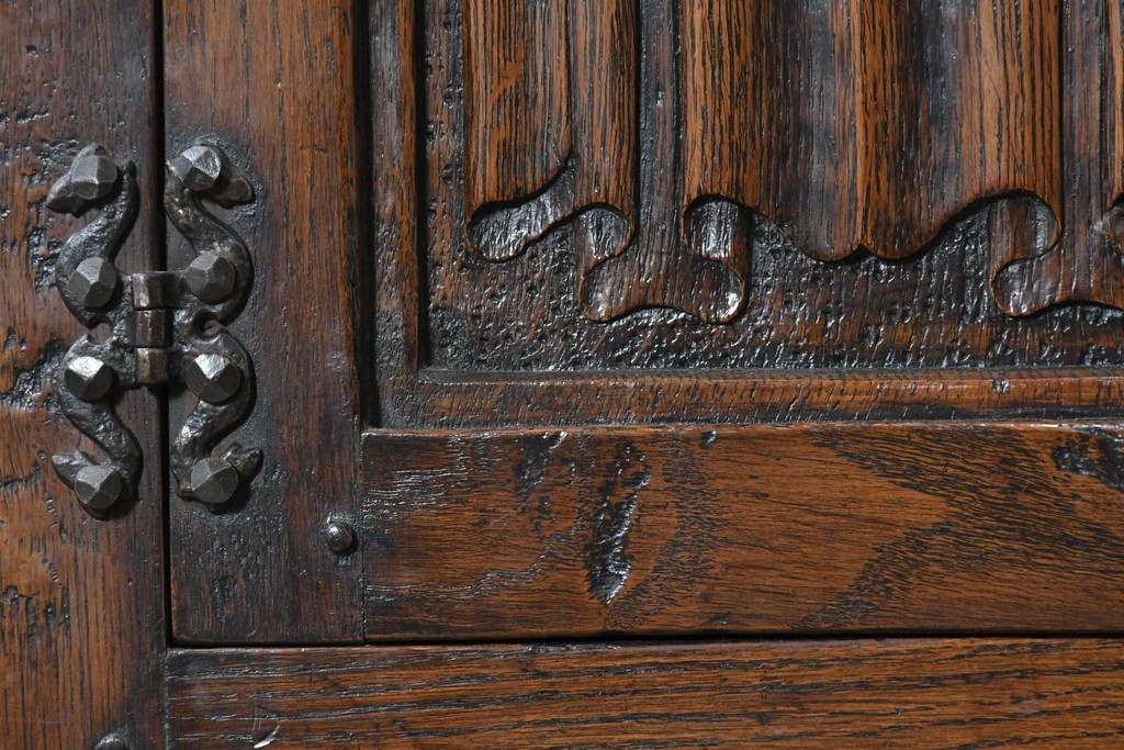 イギリスアンティーク　1930年頃　オーク材　リネンフォールドの彫刻が入った戸棚付きチェスト　(R-090537)