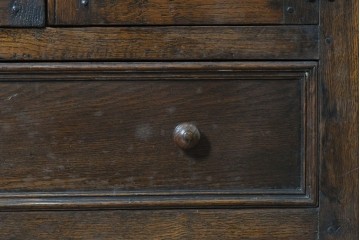 イギリスアンティーク　1930年頃　オーク材　リネンフォールドの彫刻が入った戸棚付きチェスト　(R-090537)