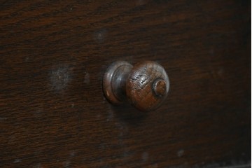 イギリスアンティーク　1930年頃　オーク材　リネンフォールドの彫刻が入った戸棚付きチェスト　(R-090537)
