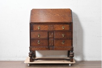 イギリスアンティーク　1920年頃　オーク材　挽物脚と彫刻装飾がアクセントを添える上品なライティングビューロー　(R-090538)