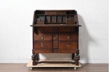 イギリスアンティーク　1920年頃　オーク材　挽物脚と彫刻装飾がアクセントを添える上品なライティングビューロー　(R-090538)