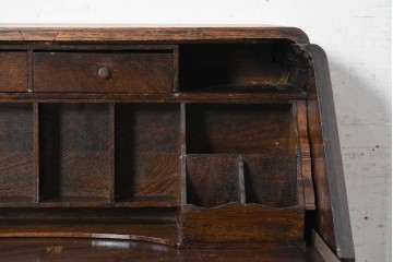 イギリスアンティーク　1920年頃　オーク材　挽物脚と彫刻装飾がアクセントを添える上品なライティングビューロー　(R-090538)