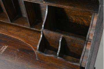 イギリスアンティーク　1920年頃　オーク材　挽物脚と彫刻装飾がアクセントを添える上品なライティングビューロー　(R-090538)