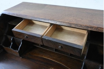 イギリスアンティーク　1920年頃　オーク材　挽物脚と彫刻装飾がアクセントを添える上品なライティングビューロー　(R-090538)