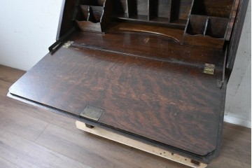 イギリスアンティーク　1920年頃　オーク材　挽物脚と彫刻装飾がアクセントを添える上品なライティングビューロー　(R-090538)