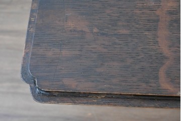 イギリスアンティーク　1920年頃　オーク材　挽物脚と彫刻装飾がアクセントを添える上品なライティングビューロー　(R-090538)