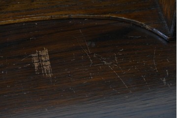 イギリスアンティーク　1920年頃　オーク材　挽物脚と彫刻装飾がアクセントを添える上品なライティングビューロー　(R-090538)