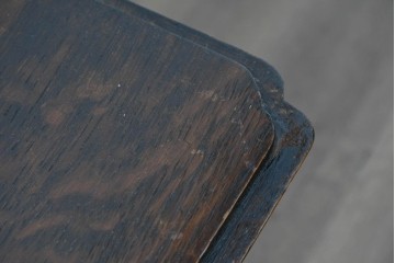 イギリスアンティーク　1920年頃　オーク材　挽物脚と彫刻装飾がアクセントを添える上品なライティングビューロー　(R-090538)