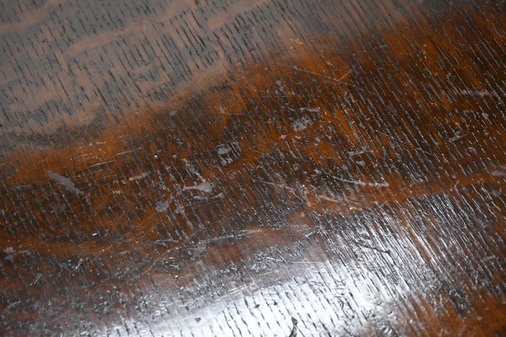 イギリスアンティーク　1920年頃　オーク材　挽物脚と彫刻装飾がアクセントを添える上品なライティングビューロー　(R-090538)