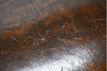 イギリスアンティーク　1920年頃　オーク材　挽物脚と彫刻装飾がアクセントを添える上品なライティングビューロー　(R-090538)
