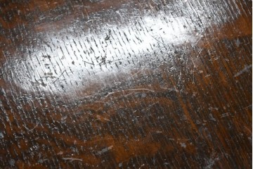 イギリスアンティーク　1920年頃　オーク材　挽物脚と彫刻装飾がアクセントを添える上品なライティングビューロー　(R-090538)