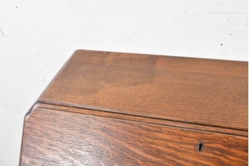 イギリスアンティーク　1920年頃　オーク材　挽物脚と彫刻装飾がアクセントを添える上品なライティングビューロー　(R-090538)