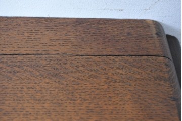イギリスアンティーク　1920年頃　オーク材　挽物脚と彫刻装飾がアクセントを添える上品なライティングビューロー　(R-090538)