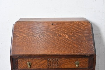 イギリスアンティーク　1920年頃　オーク材　挽物脚と彫刻装飾がアクセントを添える上品なライティングビューロー　(R-090538)