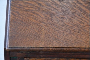 イギリスアンティーク　1920年頃　オーク材　挽物脚と彫刻装飾がアクセントを添える上品なライティングビューロー　(R-090538)