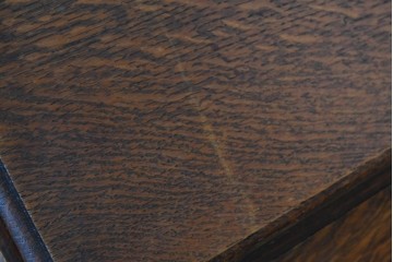 イギリスアンティーク　1920年頃　オーク材　挽物脚と彫刻装飾がアクセントを添える上品なライティングビューロー　(R-090538)