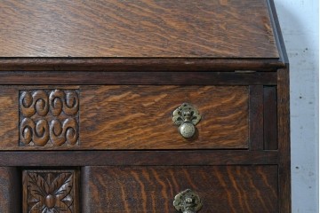 イギリスアンティーク　1920年頃　オーク材　挽物脚と彫刻装飾がアクセントを添える上品なライティングビューロー　(R-090538)