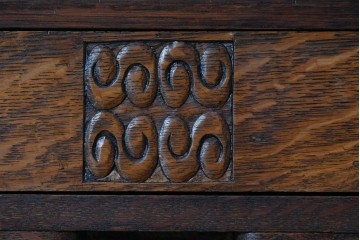 イギリスアンティーク　1920年頃　オーク材　挽物脚と彫刻装飾がアクセントを添える上品なライティングビューロー　(R-090538)