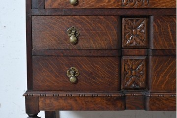 イギリスアンティーク　1920年頃　オーク材　挽物脚と彫刻装飾がアクセントを添える上品なライティングビューロー　(R-090538)