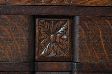 イギリスアンティーク　1920年頃　オーク材　挽物脚と彫刻装飾がアクセントを添える上品なライティングビューロー　(R-090538)