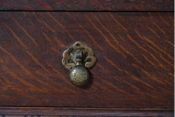 イギリスアンティーク　1920年頃　オーク材　挽物脚と彫刻装飾がアクセントを添える上品なライティングビューロー　(R-090538)