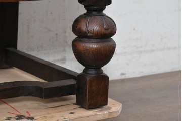 イギリスアンティーク　1920年頃　オーク材　挽物脚と彫刻装飾がアクセントを添える上品なライティングビューロー　(R-090538)