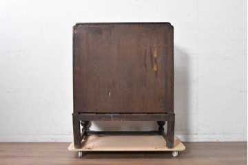 イギリスアンティーク　1920年頃　オーク材　挽物脚と彫刻装飾がアクセントを添える上品なライティングビューロー　(R-090538)