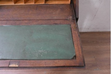 イギリスアンティーク　1930年頃　オーク材　装飾金具と彫刻意匠が調和するクラシカルなライティングビューロー　(R-090539)
