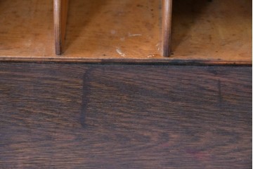 イギリスアンティーク　1930年頃　オーク材　装飾金具と彫刻意匠が調和するクラシカルなライティングビューロー　(R-090539)