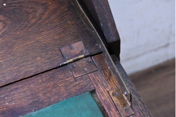 イギリスアンティーク　1930年頃　オーク材　装飾金具と彫刻意匠が調和するクラシカルなライティングビューロー　(R-090539)