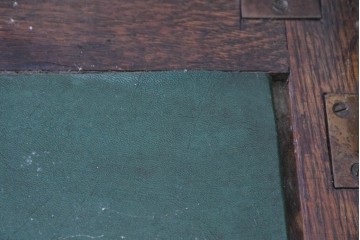 イギリスアンティーク　1930年頃　オーク材　装飾金具と彫刻意匠が調和するクラシカルなライティングビューロー　(R-090539)