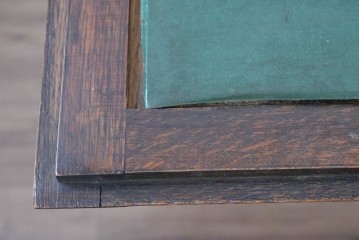 イギリスアンティーク　1930年頃　オーク材　装飾金具と彫刻意匠が調和するクラシカルなライティングビューロー　(R-090539)