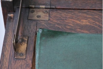 イギリスアンティーク　1930年頃　オーク材　装飾金具と彫刻意匠が調和するクラシカルなライティングビューロー　(R-090539)
