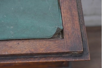 イギリスアンティーク　1930年頃　オーク材　装飾金具と彫刻意匠が調和するクラシカルなライティングビューロー　(R-090539)