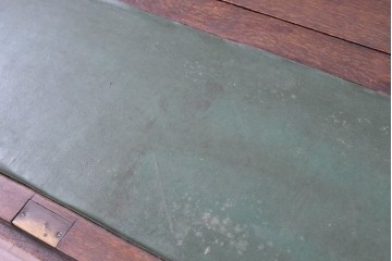イギリスアンティーク　1930年頃　オーク材　装飾金具と彫刻意匠が調和するクラシカルなライティングビューロー　(R-090539)