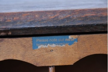 イギリスアンティーク　1930年頃　オーク材　装飾金具と彫刻意匠が調和するクラシカルなライティングビューロー　(R-090539)