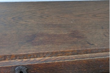 イギリスアンティーク　1930年頃　オーク材　装飾金具と彫刻意匠が調和するクラシカルなライティングビューロー　(R-090539)