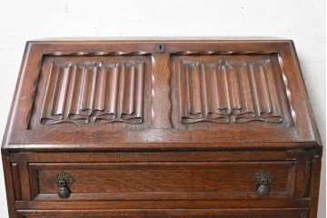 イギリスアンティーク　1930年頃　オーク材　装飾金具と彫刻意匠が調和するクラシカルなライティングビューロー　(R-090539)