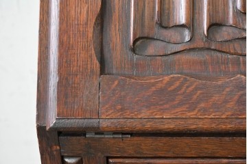 イギリスアンティーク　1930年頃　オーク材　装飾金具と彫刻意匠が調和するクラシカルなライティングビューロー　(R-090539)