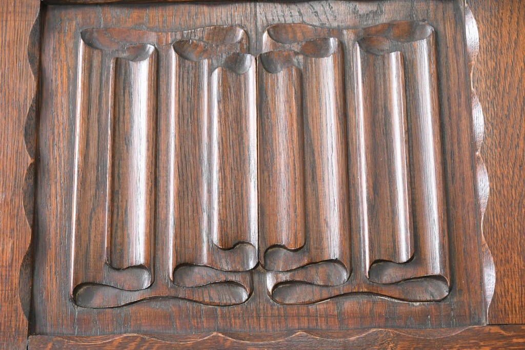 イギリスアンティーク　1930年頃　オーク材　装飾金具と彫刻意匠が調和するクラシカルなライティングビューロー　(R-090539)