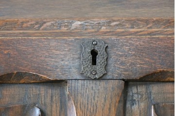 イギリスアンティーク　1930年頃　オーク材　装飾金具と彫刻意匠が調和するクラシカルなライティングビューロー　(R-090539)