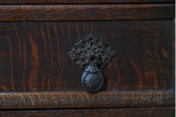 イギリスアンティーク　1930年頃　オーク材　装飾金具と彫刻意匠が調和するクラシカルなライティングビューロー　(R-090539)