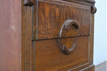 イギリスアンティーク　1930年頃　オーク材　アールデコ　円形ハンドルが印象的なライティングビューロー　(R-090540)