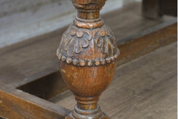 イギリスアンティーク　1930年頃　オーク材　アールデコ　円形ハンドルが印象的なライティングビューロー　(R-090540)