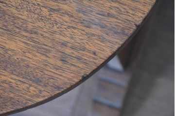 イギリスヴィンテージ　1950年頃　天板を立てて収納できるクラシカルなティルトトップテーブル　(R-090541)